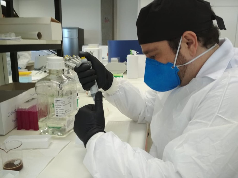 Medo de contágio e cuidados diários: coordenador relata rotina em laboratório de testes para coronavírus da Unicamp